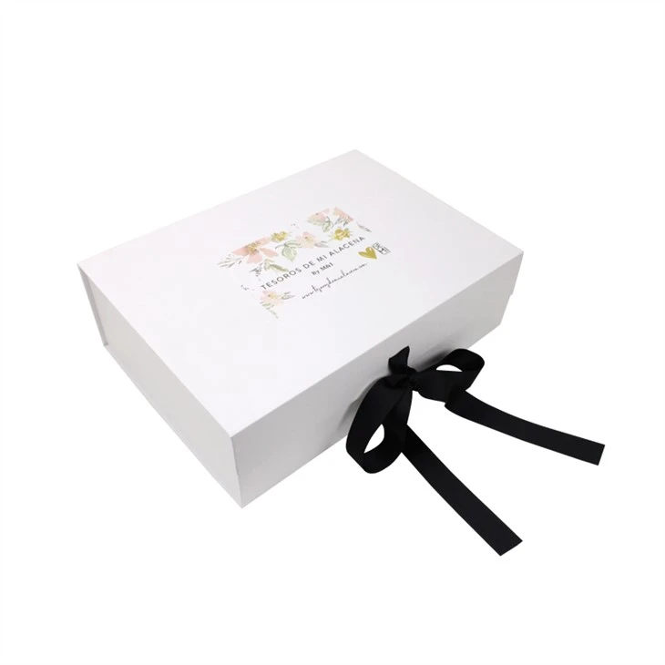 Oanpaste kado-doazen mei logo en swart lint